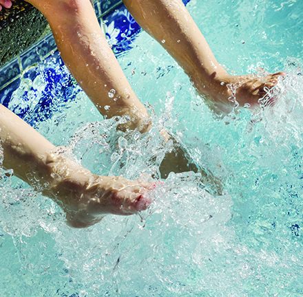 Piscine : des jeux pour s’amuser sans trop se mouiller!