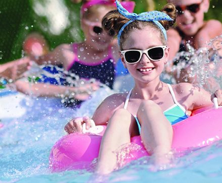 4 jeux pour la piscine amusants pour toute la famille