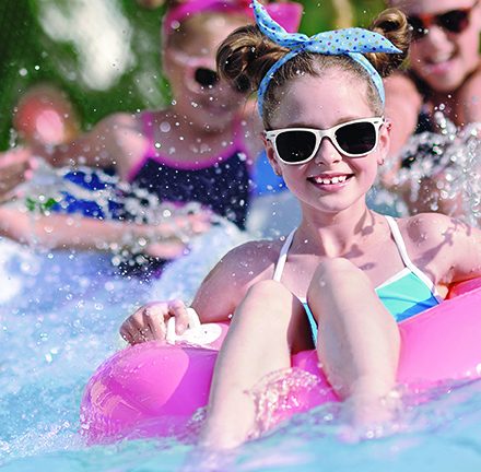 4 jeux pour la piscine amusants pour toute la famille