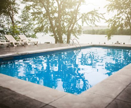 Couverture de sécurité pour piscine : protégez votre famille et votre investissement